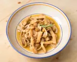 Piatto di ciceri e tria, pasta fresca con ceci e sfoglie fritte, guarnito con rosmarino.
