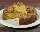 Una fetta di torta di mele, soffice e dorata, con un crumble croccante. Sembra la torta di mele più buona che abbia mai mangiato.