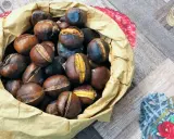 Castagne appena cotte nella friggitrice ad aria, pronte per essere gustate.