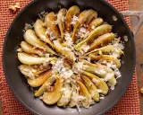 Finoçchi gratinati in padella, dorati e profumati, con scaglie di parmigiano e noci croccanti.