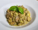 Spaghetti alla Nerano cremosi con zucchine e basilico fresco, un piatto che sa di estate.
