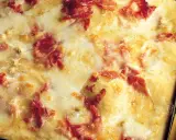Pizza di patate filante con prosciutto croccante, un piatto invitante e gustoso.