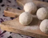 Polpette di riso avanzato, dorate e croccanti, pronte per essere gustate.