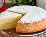 Una fetta di torta allo yogurt soffice, cosparsa di zucchero a velo, pronta per essere gustata.