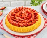 Una deliziosa crostata morbida alle fragole, ricca di frutta fresca e crema, pronta per essere gustata.