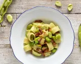 Piatto di pasta con fave fresche e croccante pancetta, un classico saporito.