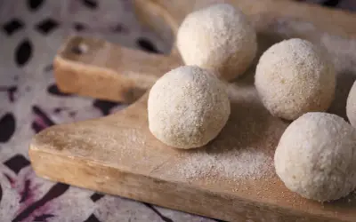 Polpette di riso avanzato, dorate e croccanti, pronte per essere gustate.