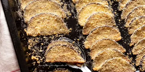 Melanzane gratinate al forno, dorate e croccanti, pronte per essere gustate.