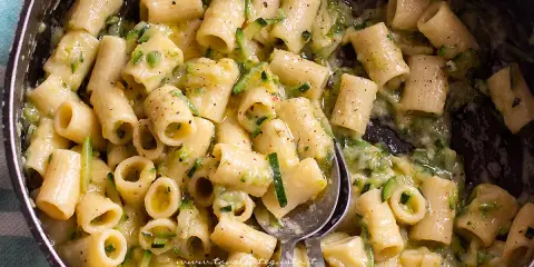 Rigatoni conditi con una cremosa salsa di zucchine, un piatto semplice e gustoso.