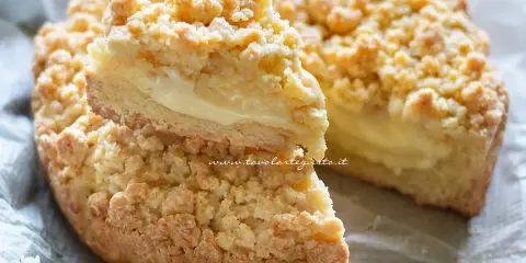 Sbriciolata alla crema, con la sua crosta dorata e il ripieno morbido e invitante, è pronta per essere gustata.