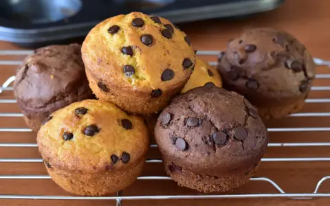 Muffin con uova di Pasqua, dolcetti al cioccolato e vaniglia pronti per essere gustati.