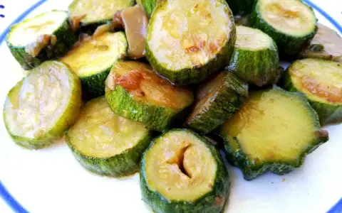 Zucchine in padella con cipolla, un contorno saporito e leggero, cotte fino a doratura.