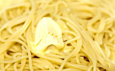 Un piatto di pasta in bianco con una generosa porzione di burro che si scioglie. Semplice e delizioso.