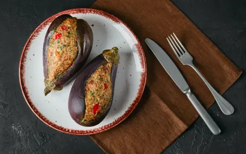 Melanzane ripiene al forno velocissime, un piatto gustoso e pronto in poco tempo.