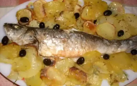 Branzino al forno con patate e olive nere, un piatto saporito e profumato, pronto per essere gustato.