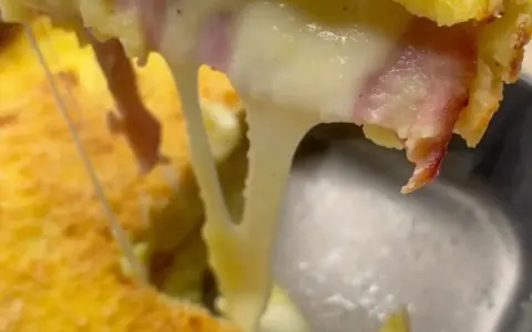 Un delizioso tortino di patate prosciutto e mozzarella filante, con la crosticina dorata e il formaggio che cola.