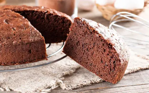 Una fetta di torta alla nutella soffice e golosa, appena sfornata, su una griglia di raffreddamento.
