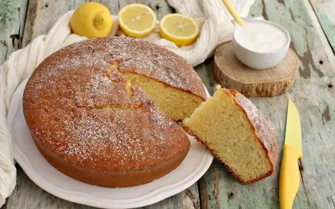 Una torta da colazione morbidissima, spolverata di zucchero a velo, con limoni e yogurt. Perfetta per iniziare la giornata con dolcezza.