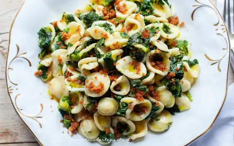 Orecchiette cime di rapa fumanti, condite con olio e mollica tostata, un classico piatto pugliese.