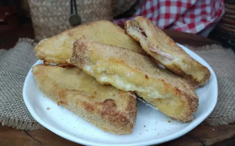 Mozzarella in carrozza dorata e filante, preparata nella friggitrice ad aria.