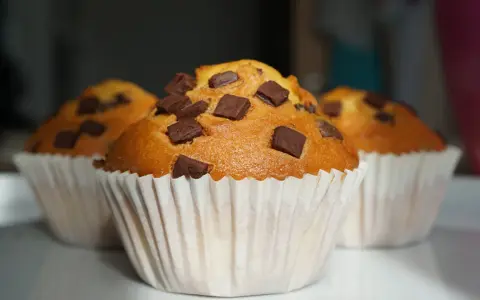 Tre soffici plumcake con gocce di cioccolato, pronti per essere gustati.