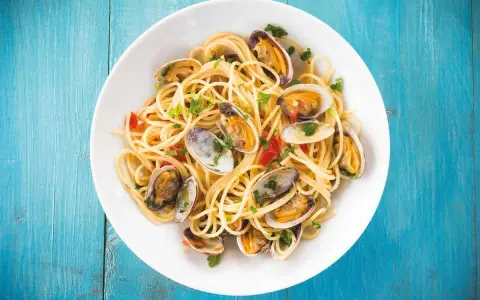 Spaghetti alle vongole surgelate, un piatto gustoso e veloce da preparare, con pasta dorata e molluschi succulenti.