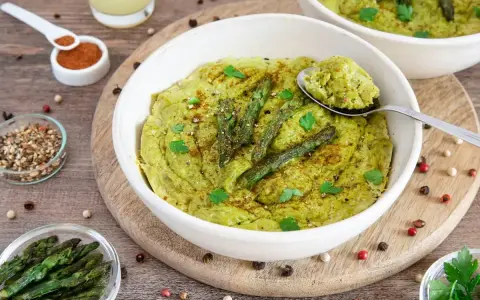 Delizioso flan di asparagi, guarnito con punte di asparagi freschi e prezzemolo, pronto per essere gustato.
