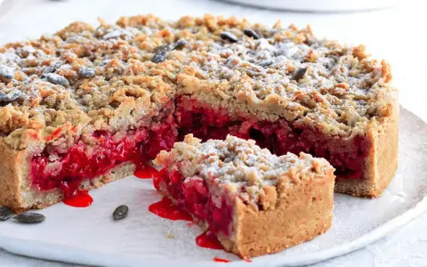 Sbriciolata con ripieno succoso di frutti rossi, cosparsa di zucchero a velo e semi. Perfetta per celebrare la Pasqua con un tocco goloso.
