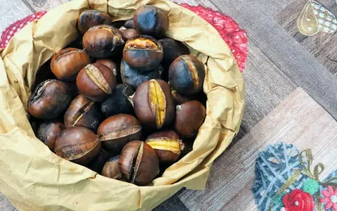 Castagne appena cotte nella friggitrice ad aria, pronte per essere gustate.