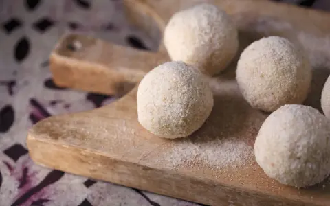 Polpette di riso avanzato, dorate e croccanti, pronte per essere gustate.