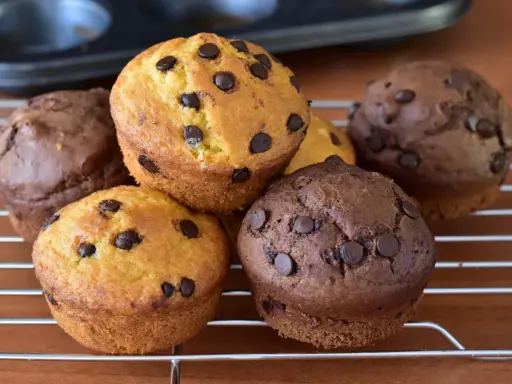 Muffin con uova di Pasqua, dolcetti al cioccolato e vaniglia pronti per essere gustati.