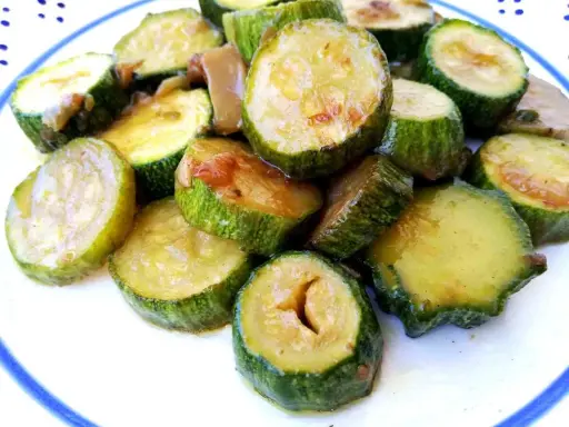 Zucchine in padella con cipolla, un contorno saporito e leggero, cotte fino a doratura.