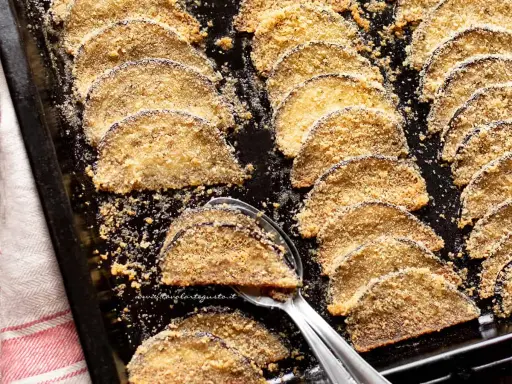 Melanzane gratinate al forno, dorate e croccanti, pronte per essere gustate.