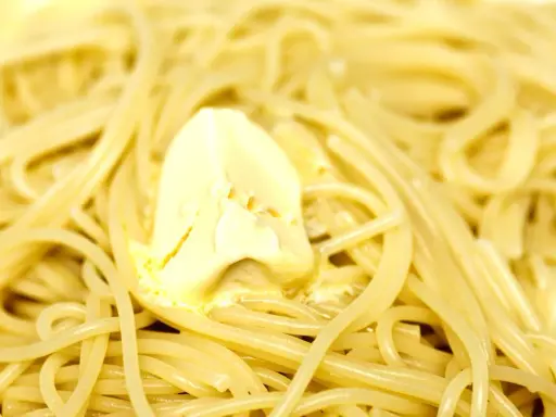 Un piatto di pasta in bianco con una generosa porzione di burro che si scioglie. Semplice e delizioso.