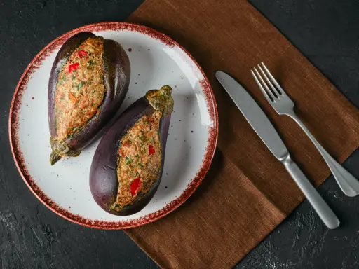 Melanzane ripiene al forno velocissime, un piatto gustoso e pronto in poco tempo.