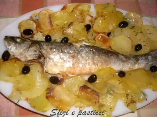 Branzino al forno con patate e olive nere, un piatto saporito e profumato, pronto per essere gustato.
