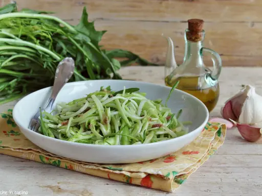 Un piatto di puntarelle alla romana, condite con olio e aglio, pronte per essere gustate.