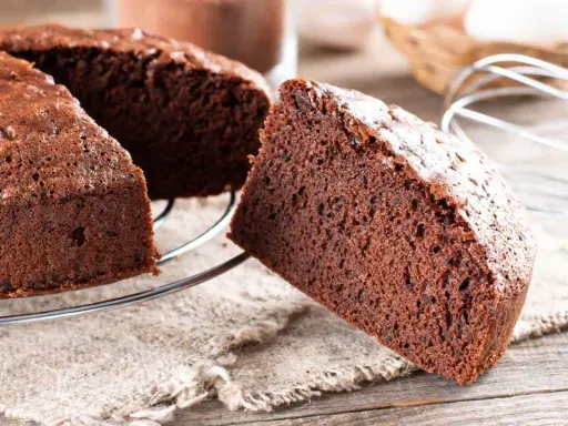 Una fetta di torta alla nutella soffice e golosa, appena sfornata, su una griglia di raffreddamento.