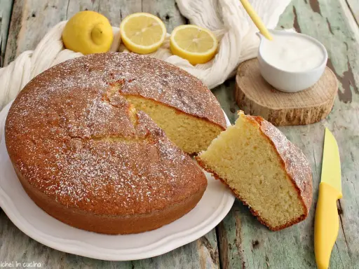 Una torta da colazione morbidissima, spolverata di zucchero a velo, con limoni e yogurt. Perfetta per iniziare la giornata con dolcezza.