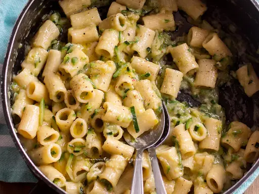 Rigatoni conditi con una cremosa salsa di zucchine, un piatto semplice e gustoso.