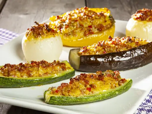 Deliziose verdure ripiene al forno: zucchine, melanzane, peperoni e cipolle dorate, un piatto invitante e saporito.