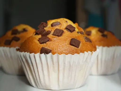 Tre soffici plumcake con gocce di cioccolato, pronti per essere gustati.