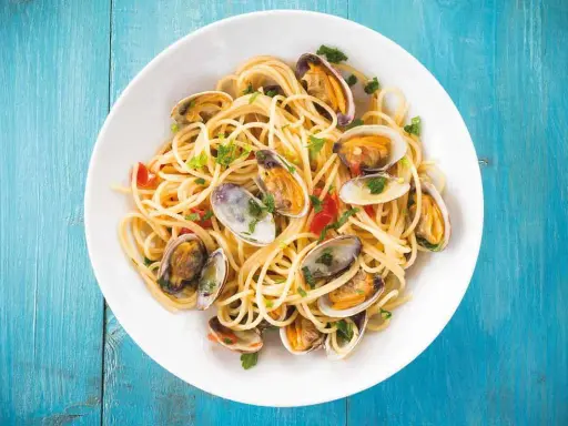 Spaghetti alle vongole surgelate, un piatto gustoso e veloce da preparare, con pasta dorata e molluschi succulenti.