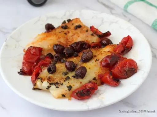 Delizioso merluzzo in friggitrice ad aria, condito con pomodorini e olive nere. Un piatto leggero e saporito.