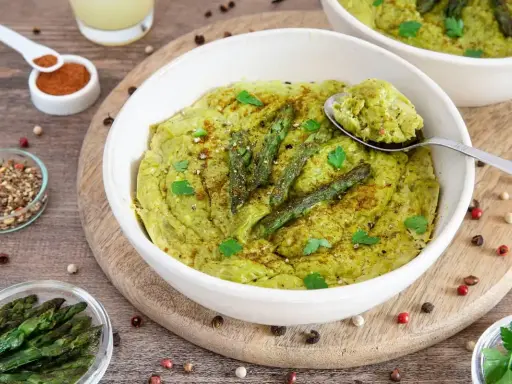 Delizioso flan di asparagi, guarnito con punte di asparagi freschi e prezzemolo, pronto per essere gustato.