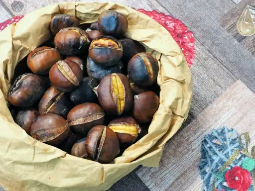 Castagne appena cotte nella friggitrice ad aria, pronte per essere gustate.