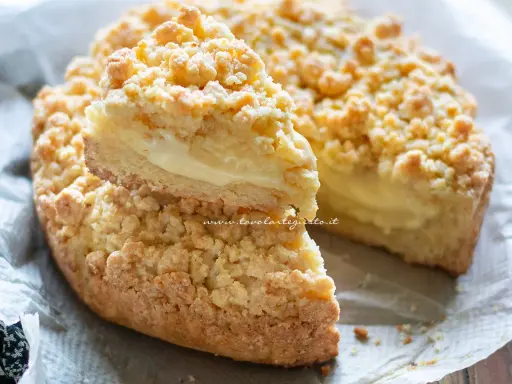 Sbriciolata alla crema, con la sua crosta dorata e il ripieno morbido e invitante, è pronta per essere gustata.