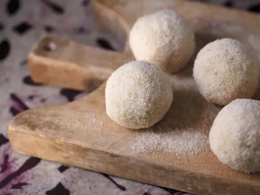Polpette di riso avanzato, dorate e croccanti, pronte per essere gustate.