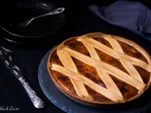 Una deliziosa crostata di ricotta, con una griglia dorata di pasta frolla, pronta per essere gustata.