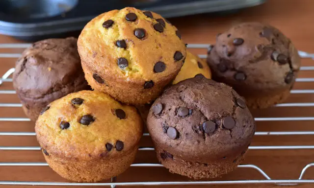 Muffin con uova di Pasqua, dolcetti al cioccolato e vaniglia pronti per essere gustati.